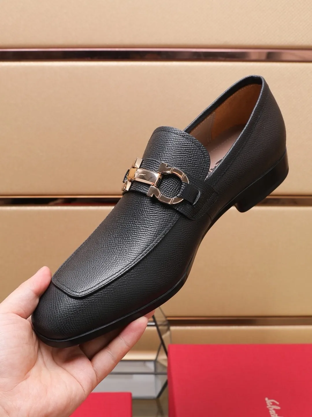 P620💰🔥《Ferragamo》👏Latest • High-end top brand luxury ~ purchasing agency, top quality ~. New fashionable business men's shoes 🔜The uppers are made of original palm-print cowhide➕cowhide·lining, with fine workmanship. The original stylish and soft combination wear-resistant and non-slip outsole is light and comfortable on the foot. The real thing looks better when photographed in person. Color: two colors available. Number of yards: 38/45 yards
